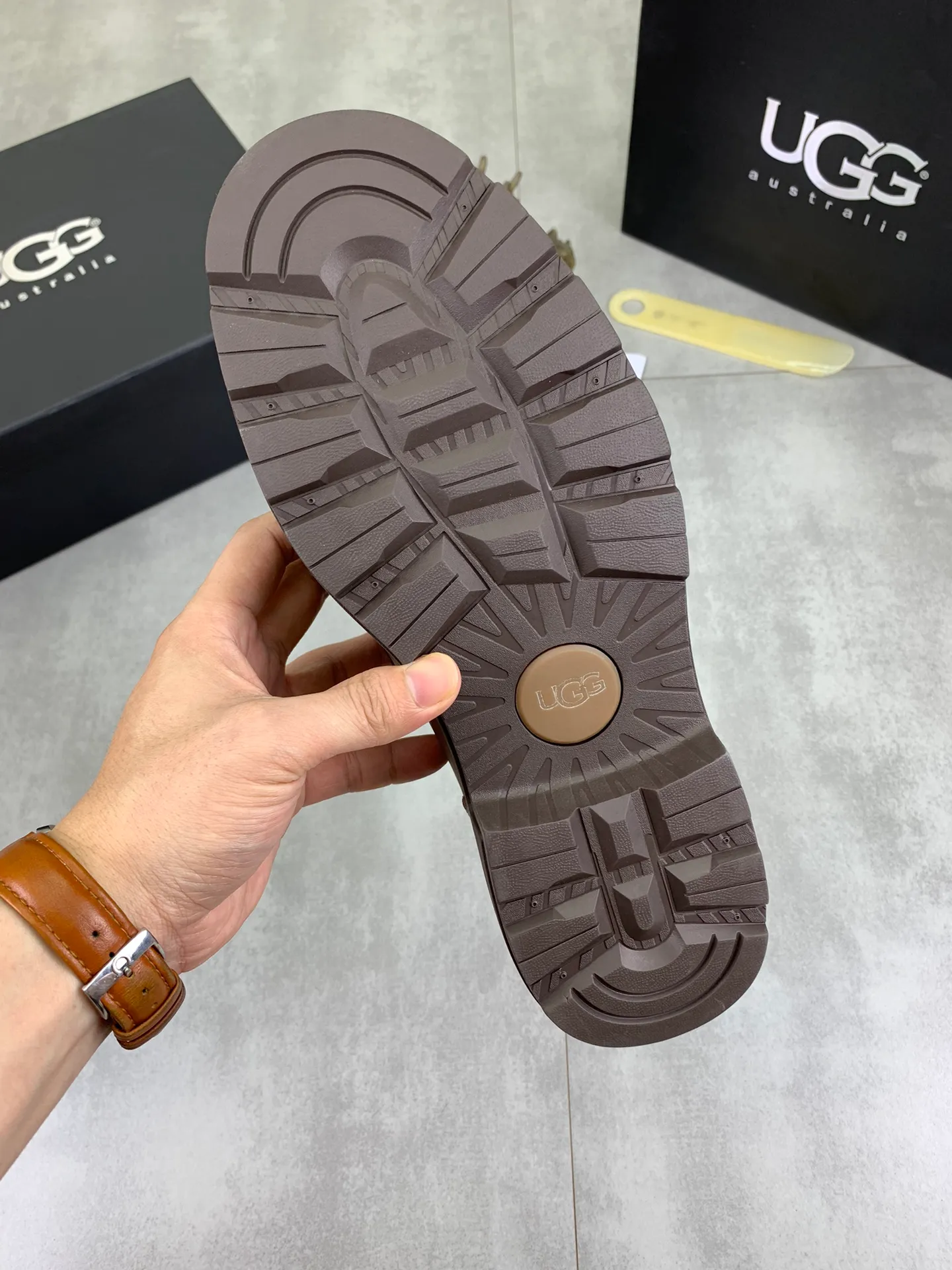 Factory price P640 💶[UGG] (full wool lining) Top-end high-quality fur integrated warm snow boots from Australia's warm luxury men's shoes brand, UGG-5877 official website synchronized, made of imported cowhide, carefully sewn...Imported rubber outsole (comfortable, soft, wear-resistant) The quality is really great...Exquisite workmanship, you can't put it down at first sight, code number: 39-44 Color: 3️⃣colors available